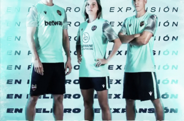 El Levante UD presenta su nueva camiseta de entrenamiento