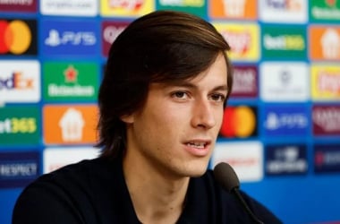 Álvaro Carreras: &quot;El vestuario tiene muy buen rollo con el entrenador&quot;