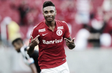 Vitinho não dá pistas sobre seu futuro, mas destaca: “Ficaria no Inter com o maior prazer”