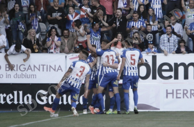 Los jugadores de la Deportiva celebraban con la afición el golazo de Isi Palazon. FOTO | Twitter @SDP_1922