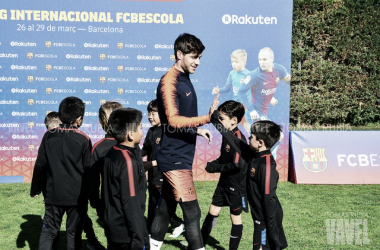 Sergi Roberto celebra títulos con la FCBEscola