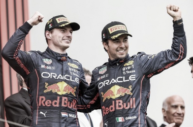 Sergio Pérez y Max Verstappen celebrando el doblete en ímola. / Fuente: Twitter @SChecoPerez
