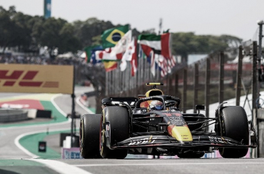 Sergio Pérez entrando en boxes para cambiar neumáticos en Interlagos. / Fuente: Twitter @SChecoPerez