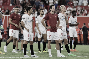 Los jugadores del Sevilla se disculpan frente a su afición tras la apabullante derrota ante el Manchester City. Fuente: GettyImages