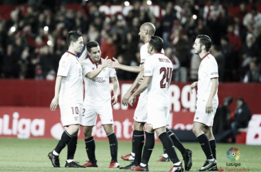 Sevilla marca quatro no primeiro tempo e goleia Málaga com dois de Vietto