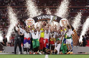 <span style="text-align: left;">Sevilla celebrate lifting the Europa League (©UEFA)</span><br>