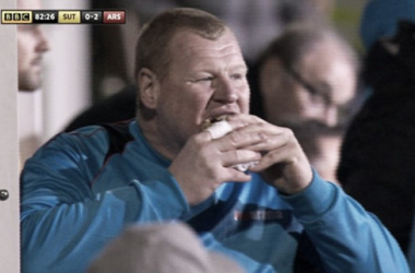 ¡Menudo pastel! Wayne Shaw, despedido del Sutton United