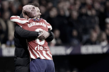 Griezmann le dedico su gol a Simeone con un cariñoso abrazo. Foto: Getty Images