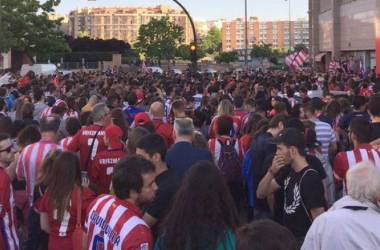 Más de 3.000 aficionados se concentran para apoyar al Atlético