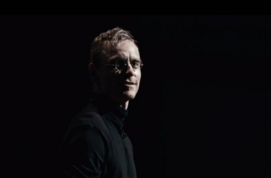 Michael Fassbender se enfunda el jersey de cuello alto de 'Steve Jobs' en el primer tráiler de la película
