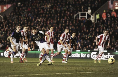 Una tormenta de agua y goles alza al Liverpool en el Britannia Stadium (3-5)