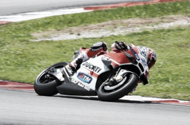 Stoner in pista con la Ducati a Misano: ed è subito spettacolo
