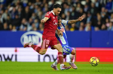 Suazo disputando un balón con Dolan en su partido frente al Espanyol | Foto: EFE