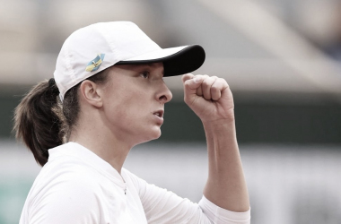 Swiatek sofre susto no primeiro set, mas vira contra Zheng em Roland Garros