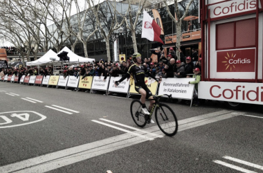 Volta a Catalunya, Simon Yates vince sul Montjuic. Valverde si aggiudica la corsa