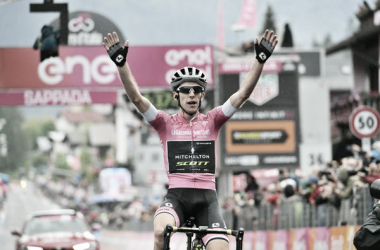 Giro d'Italia, Yates spettacolare a Sappada. Dumoulin si salva, cede Froome