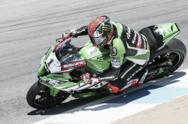 Tom Sykes se impone al caos en Laguna Seca