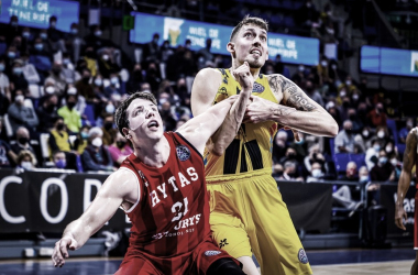 Tanner Leissner (izquierda) luchando por un rebote | Foto: FIBA