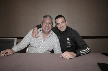 HABEMUS ACUERDO. Tapia y Scaloni el final de la renovación del contrato del DT de la Selección Argentina. Foto: Web