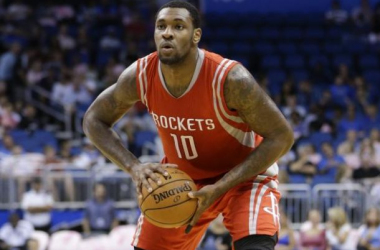 Los Angeles Lakers Waive Xavier Henry, Claim Tarik Black Off Waivers