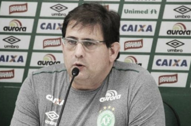Guto Ferreira valoriza empate fora de casa na sua estreia pela Chape, mas ressalta: "Tem que melhorar"