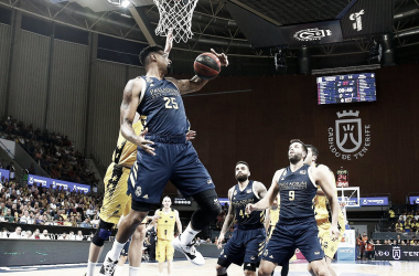 El 'increíble Llull' salva al Madrid en el último minuto (71-76)