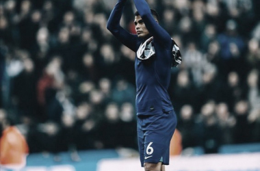 Thiago Silva agradeciendo el apoyo a la afición tras la derrota ante el Newcastle United. Imagen vía: Chelsea FC Twitter