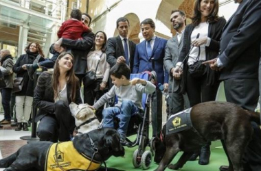 Madrid abre las puertas de sus espacios públicos a todos los perros de asistencia