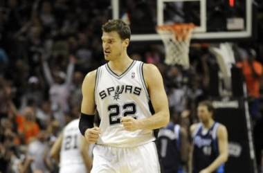 Tiago Splitter Out At Least 7-10 Days With Strained Right Soleus