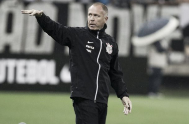 Mano Menezes critica árbitro e lamenta chances desperdiçadas do Corinthians: "Faltou ser mais incisivo"