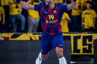N&#x27;Guessan celebrando en el Palau. Fuente: @FCBhandbol en X