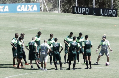 Com ataque desfalcado, Enderson Moreira comanda último treino do América-MG para encarar a URT