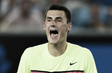 Tomic vuelve a la senda de la irregularidad