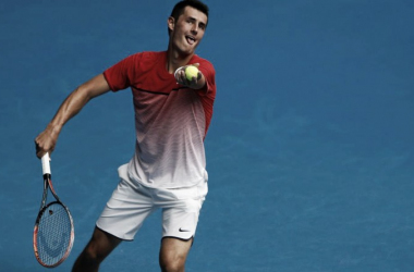 Tomic, con su potente saque, se consolida ante Bolelli