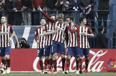 El Atlético remonta al Eibar con el gol 100 de Torres