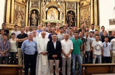 Ofrenda en busca de apoyo de la Virgen de la Encina