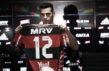 Trauco é apresentado no Flamengo e afirma: "Espero fazer história no clube"