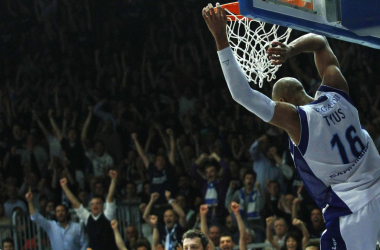 Tutti in piedi per Cantù e Sassari. E' basket-spettacolo ma in volata hanno la meglio i Trinchieri boys