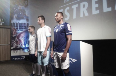 Cruzeiro lança uniformes para 2015 em cinema de Belo Horizonte