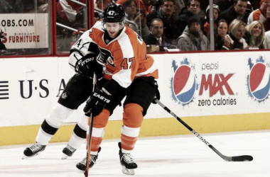 Philadelphia Flyers extienden el contrato de Andrew MacDonald