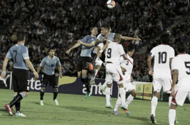 Puro fútbol entre Uruguay y Costa Rica