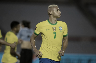 Richarlison diz não ver maldade em expulsão de Cavani e analisa funções diferentes na Seleção