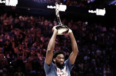 Joel Embiid recibe el trofeo a MVP de la temporada 2022-2023 / Fuente: NBA