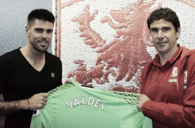 Middlesbrough complete Víctor Valdés signing