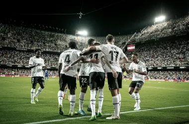 La plantilla del Valencia celebrando la victoria frente al Getafe en Liga. Foto: VAVEL