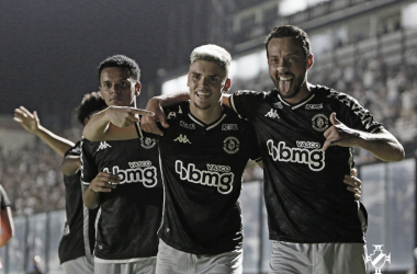 Gabriel Pec comemora primeiro gol diante da torcida e com passe
do ídolo Nenê