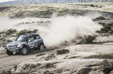 Dakar 2015, tra le auto vince a sorpresa Vasilyev. Nikolaev nuovo leader tra i camion