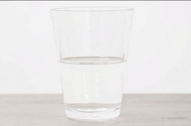 Convierten un vaso de agua en obra de arte