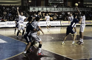 Balonmano Aragón suma su primer punto