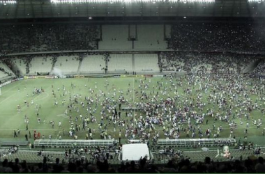 Após título, torcedores de Fortaleza e Ceará promovem guerra campal no gramado do Castelão